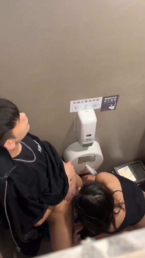 Pasangan Sange Berat Ajak Ngentot di Toilet Umum, Tapi Malah Direkam Diam-Diam dari Kamar Sebelah